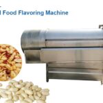 Máquina sazonadora de frituras con materia prima y productos finales.