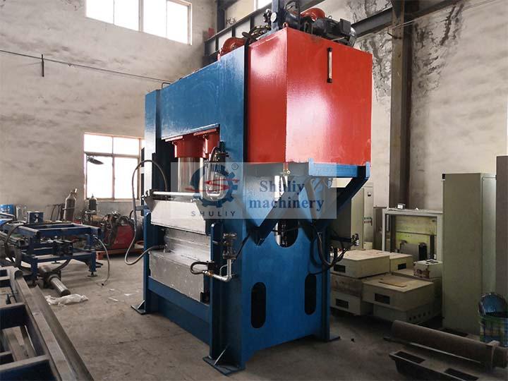 newly manufactured compressed wood pallet machine